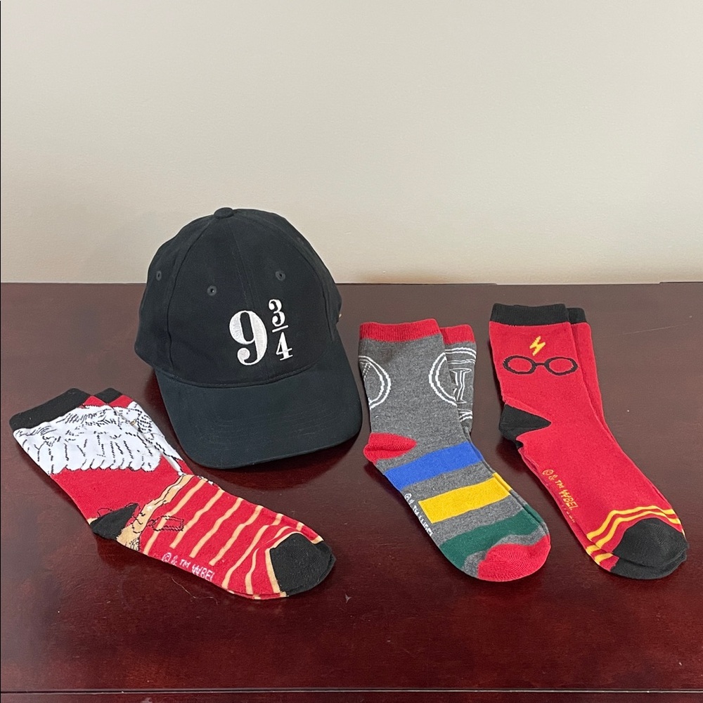 Harry Potter Accessories Bundle: Hat & Socks